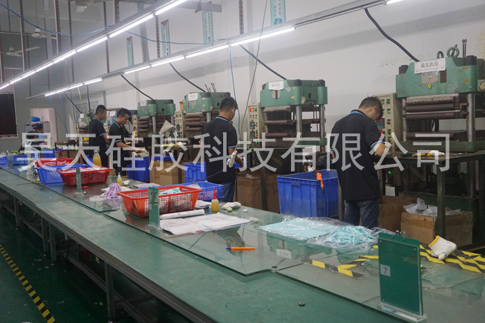 硅膠口水兜_硅膠制品定制